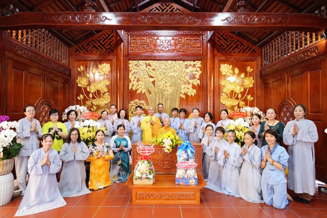 Paying homage to the Most Master and commemorating Hoang Phap Pagoda’s Founder by Monks, and Buddhists