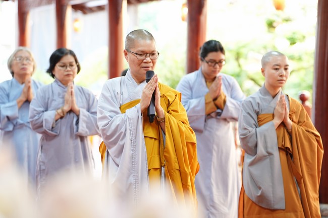 Paying homage to the Most Master and commemorating Hoang Phap Pagoda’s Founder by Monks, and Buddhists