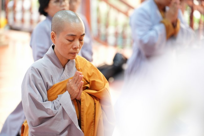 Paying homage to the Most Master and commemorating Hoang Phap Pagoda’s Founder by Monks, and Buddhists
