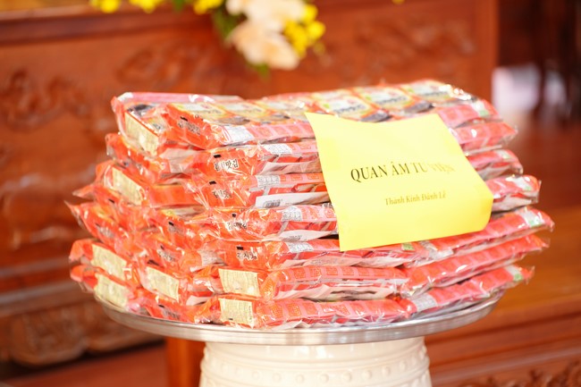 Paying homage to the Most Master and commemorating Hoang Phap Pagoda’s Founder by Monks, and Buddhists