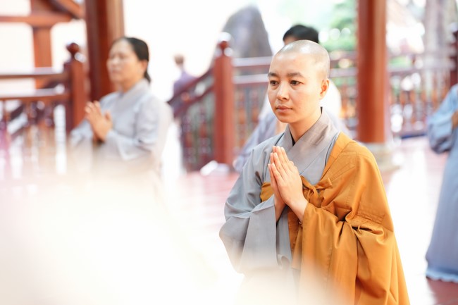 Paying homage to the Most Master and commemorating Hoang Phap Pagoda’s Founder by Monks, and Buddhists