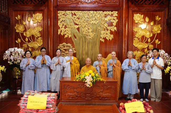 Paying homage to the Most Master and commemorating Hoang Phap Pagoda’s Founder by Monks, and Buddhists