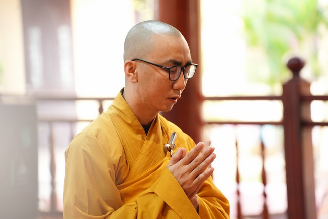 Paying homage to the Most Master and commemorating Hoang Phap Pagoda’s Founder by Monks, and Buddhists