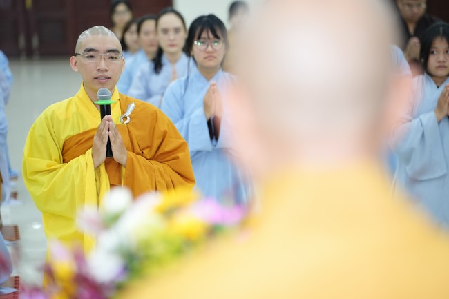 Paying homage to the Most Master and commemorating Hoang Phap Pagoda’s Founder by Monks, and Buddhists