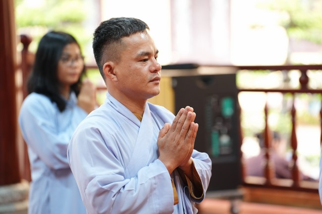Paying homage to the Most Master and commemorating Hoang Phap Pagoda’s Founder by Monks, and Buddhists
