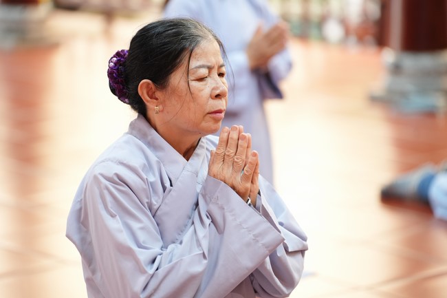 Paying homage to the Most Master and commemorating Hoang Phap Pagoda’s Founder by Monks, and Buddhists