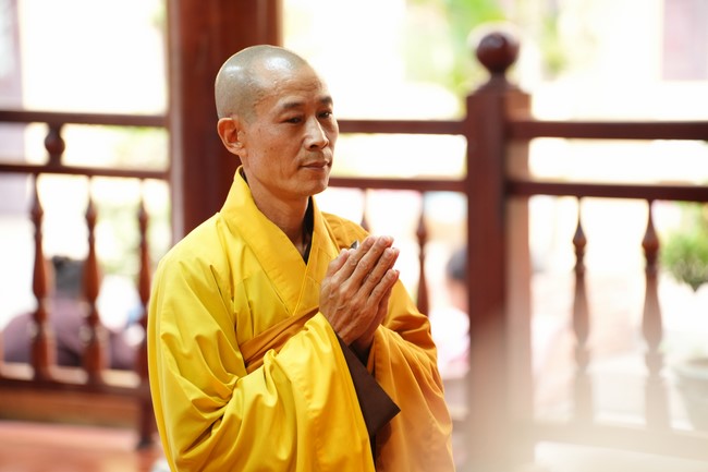 Paying homage to the Most Master and commemorating Hoang Phap Pagoda’s Founder by Monks, and Buddhists