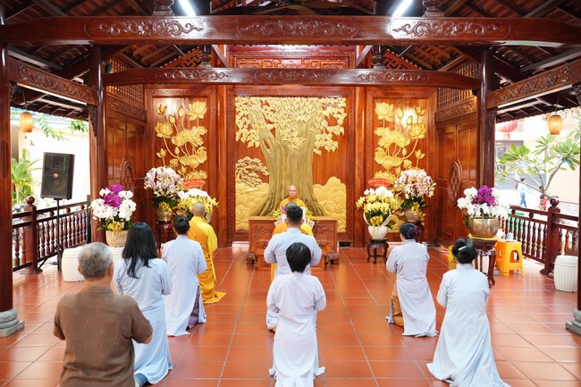 Paying homage to the Most Master and commemorating Hoang Phap Pagoda’s Founder by Monks, and Buddhists