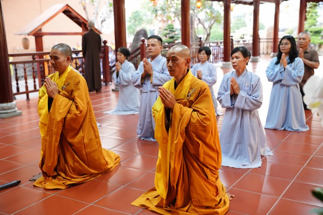 Paying homage to the Most Master and commemorating Hoang Phap Pagoda’s Founder by Monks, and Buddhists