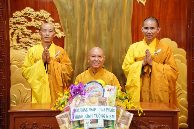 Paying homage to the Most Master and commemorating Hoang Phap Pagoda’s Founder by Monks, and Buddhists