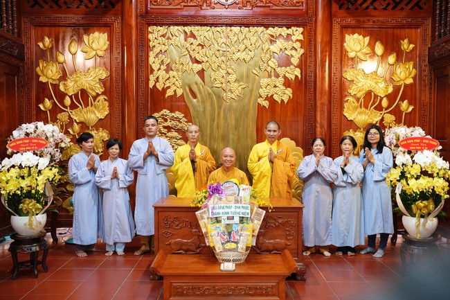 Paying homage to the Most Master and commemorating Hoang Phap Pagoda’s Founder by Monks, and Buddhists