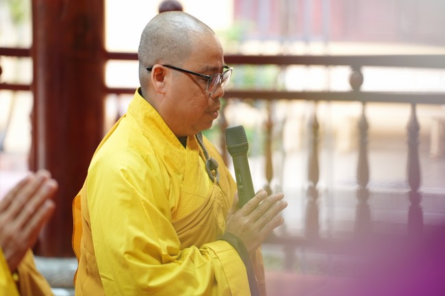 Paying homage to the Most Master and commemorating Hoang Phap Pagoda’s Founder by Monks, and Buddhists