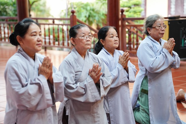 Paying homage to the Most Master and commemorating Hoang Phap Pagoda’s Founder by Monks, and Buddhists