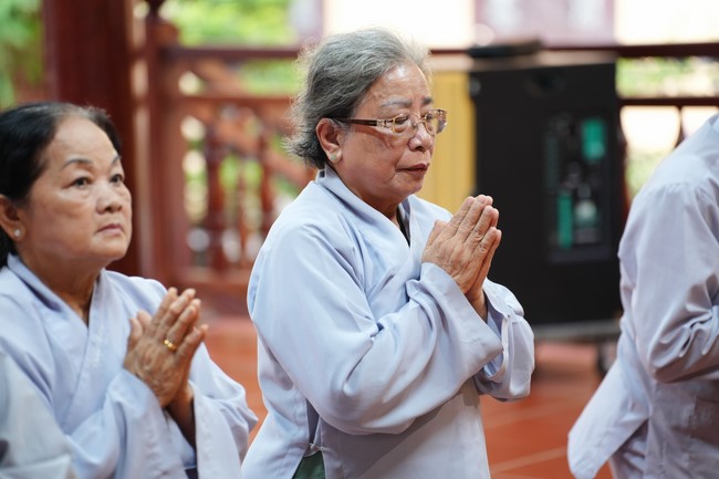 Paying homage to the Most Master and commemorating Hoang Phap Pagoda’s Founder by Monks, and Buddhists