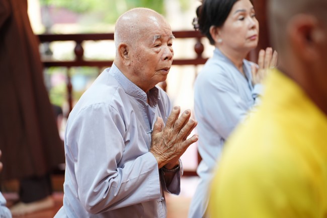 Paying homage to the Most Master and commemorating Hoang Phap Pagoda’s Founder by Monks, and Buddhists