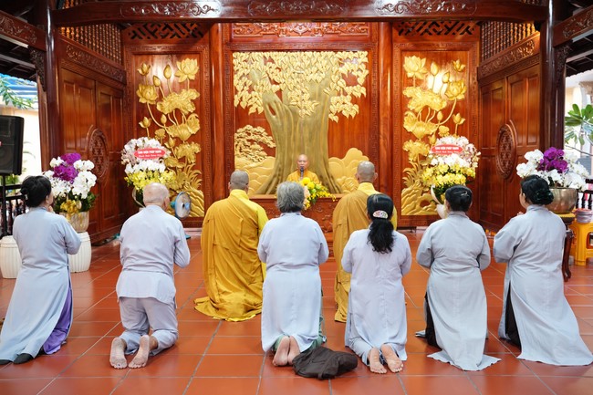 Paying homage to the Most Master and commemorating Hoang Phap Pagoda’s Founder by Monks, and Buddhists