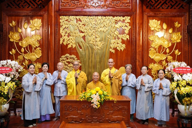 Paying homage to the Most Master and commemorating Hoang Phap Pagoda’s Founder by Monks, and Buddhists