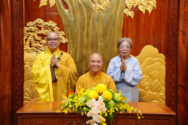 Paying homage to the Most Master and commemorating Hoang Phap Pagoda’s Founder by Monks, and Buddhists