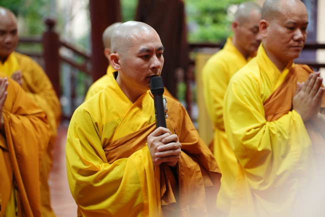 Paying homage to the Most Master and commemorating Hoang Phap Pagoda’s Founder by Monks, and Buddhists