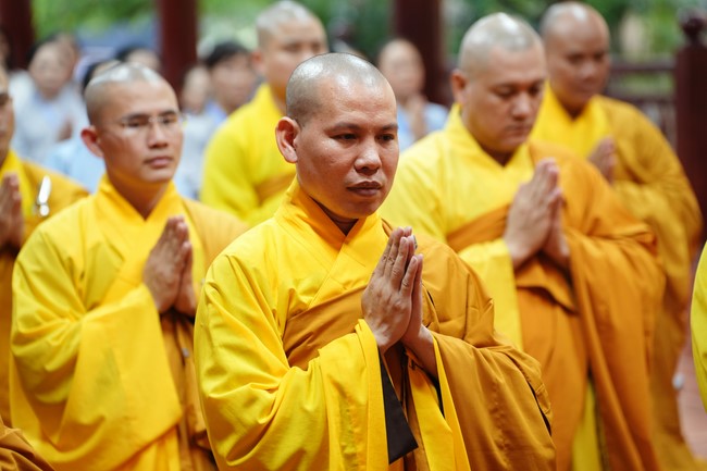 Paying homage to the Most Master and commemorating Hoang Phap Pagoda’s Founder by Monks, and Buddhists