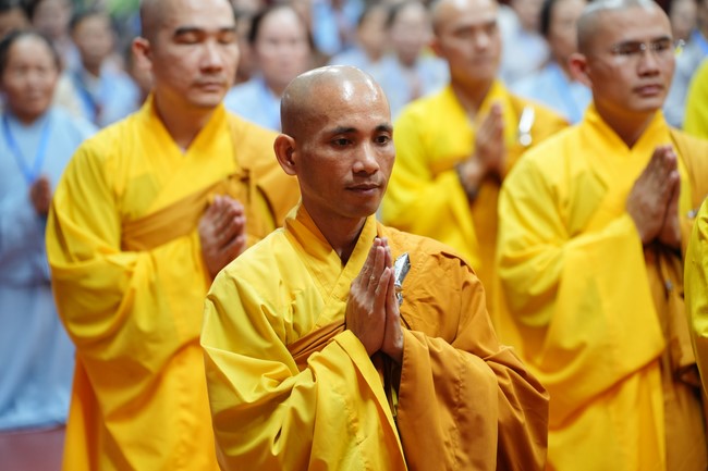 Paying homage to the Most Master and commemorating Hoang Phap Pagoda’s Founder by Monks, and Buddhists