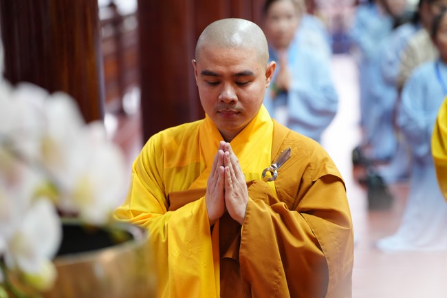 Paying homage to the Most Master and commemorating Hoang Phap Pagoda’s Founder by Monks, and Buddhists