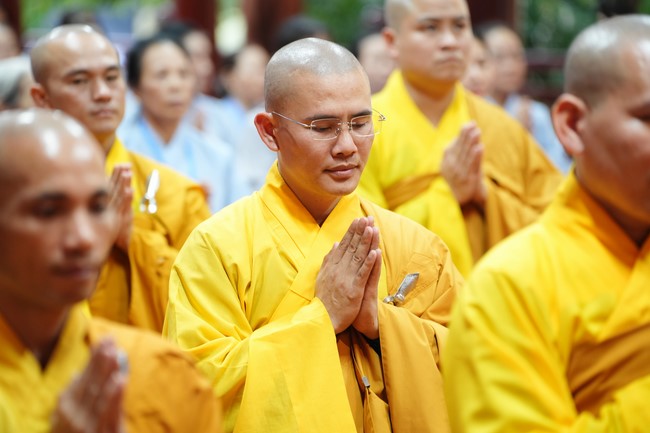 Paying homage to the Most Master and commemorating Hoang Phap Pagoda’s Founder by Monks, and Buddhists