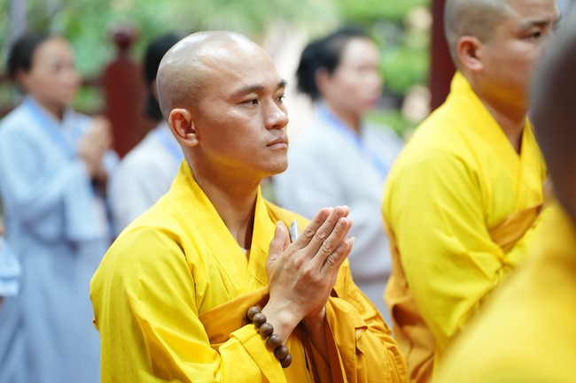 Paying homage to the Most Master and commemorating Hoang Phap Pagoda’s Founder by Monks, and Buddhists