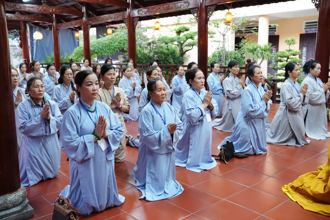 Paying homage to the Most Master and commemorating Hoang Phap Pagoda’s Founder by Monks, and Buddhists