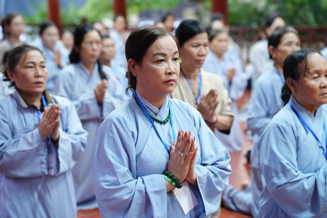 Paying homage to the Most Master and commemorating Hoang Phap Pagoda’s Founder by Monks, and Buddhists