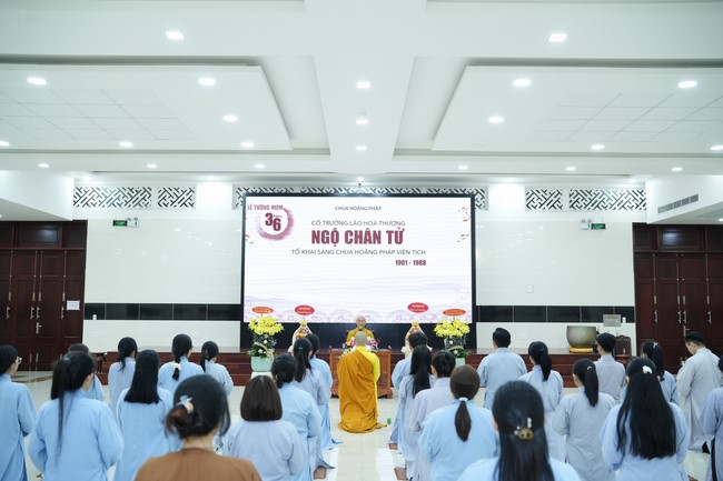 Paying homage to the Most Master and commemorating Hoang Phap Pagoda’s Founder by Monks, and Buddhists