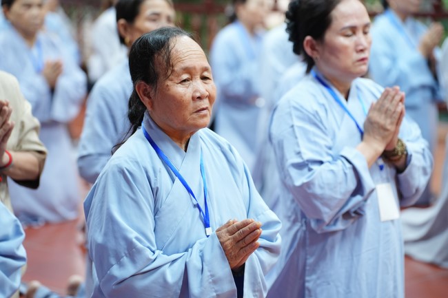 Paying homage to the Most Master and commemorating Hoang Phap Pagoda’s Founder by Monks, and Buddhists