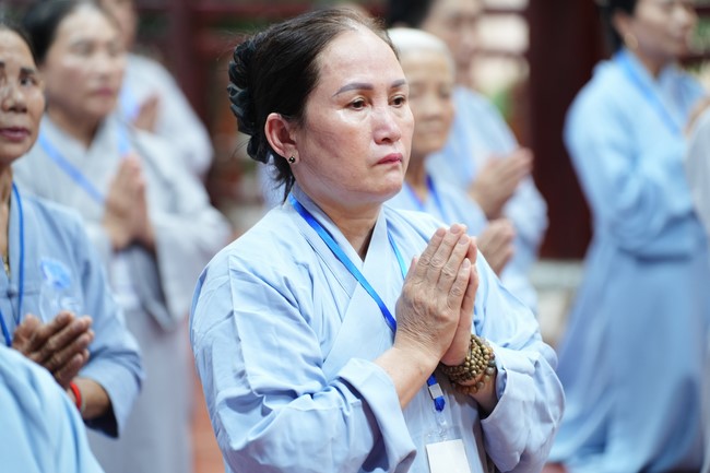 Paying homage to the Most Master and commemorating Hoang Phap Pagoda’s Founder by Monks, and Buddhists