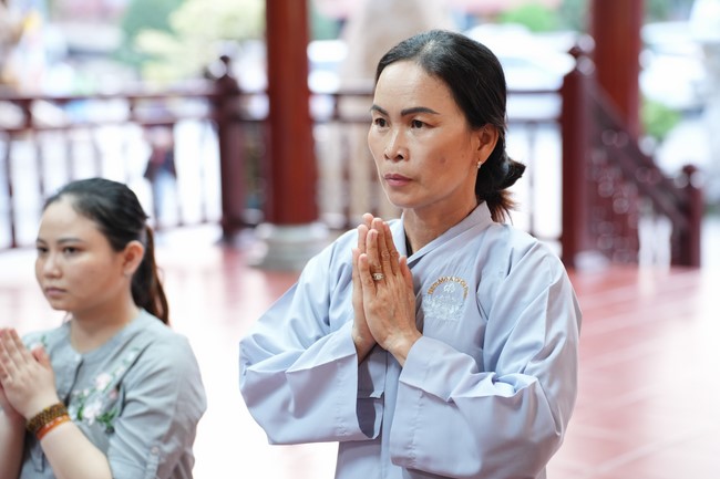 Paying homage to the Most Master and commemorating Hoang Phap Pagoda’s Founder by Monks, and Buddhists