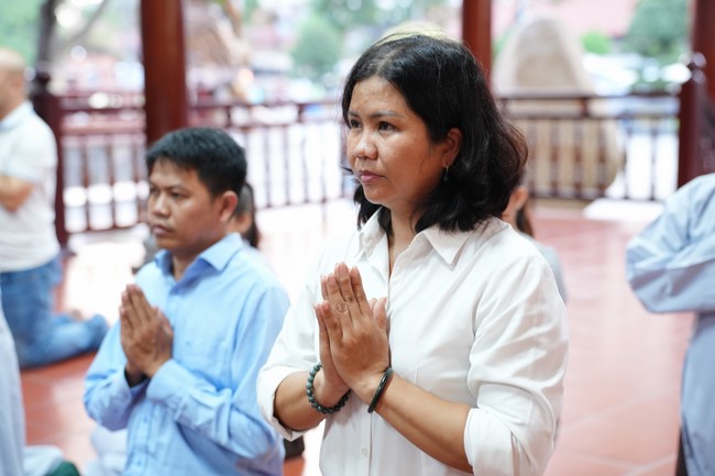 Paying homage to the Most Master and commemorating Hoang Phap Pagoda’s Founder by Monks, and Buddhists