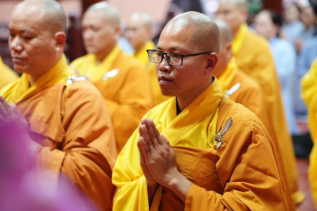 Paying homage to the Most Master and commemorating Hoang Phap Pagoda’s Founder by Monks, and Buddhists
