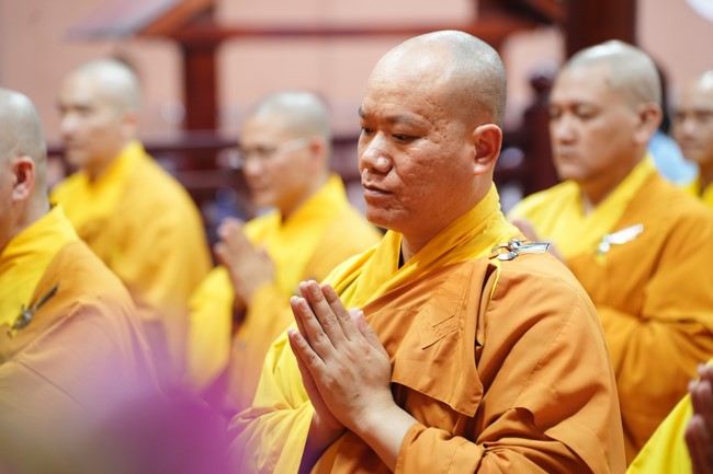 Paying homage to the Most Master and commemorating Hoang Phap Pagoda’s Founder by Monks, and Buddhists