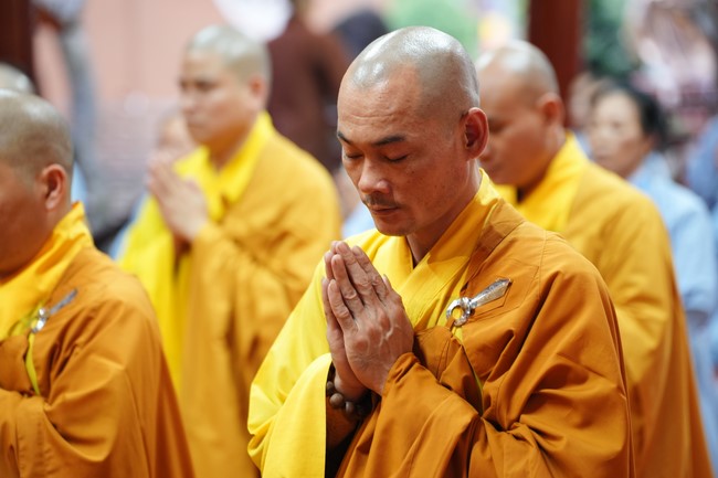 Paying homage to the Most Master and commemorating Hoang Phap Pagoda’s Founder by Monks, and Buddhists