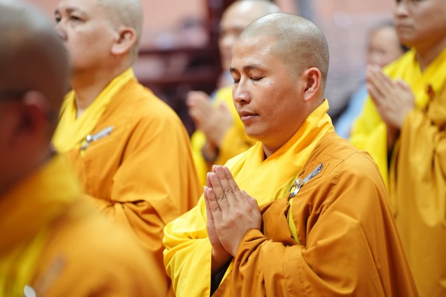 Paying homage to the Most Master and commemorating Hoang Phap Pagoda’s Founder by Monks, and Buddhists