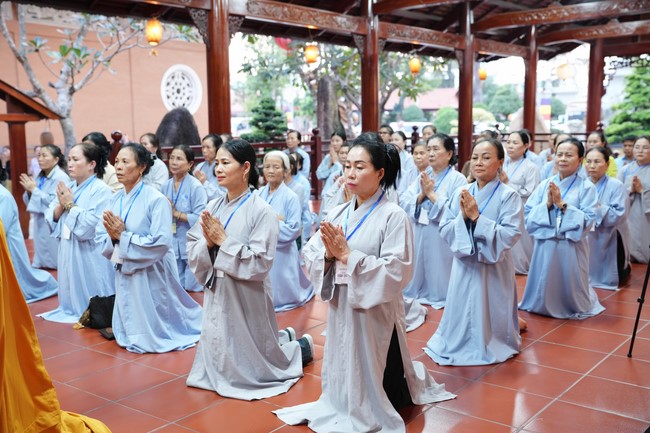 Paying homage to the Most Master and commemorating Hoang Phap Pagoda’s Founder by Monks, and Buddhists