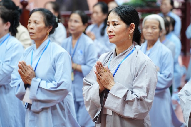 Paying homage to the Most Master and commemorating Hoang Phap Pagoda’s Founder by Monks, and Buddhists