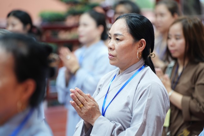 Paying homage to the Most Master and commemorating Hoang Phap Pagoda’s Founder by Monks, and Buddhists