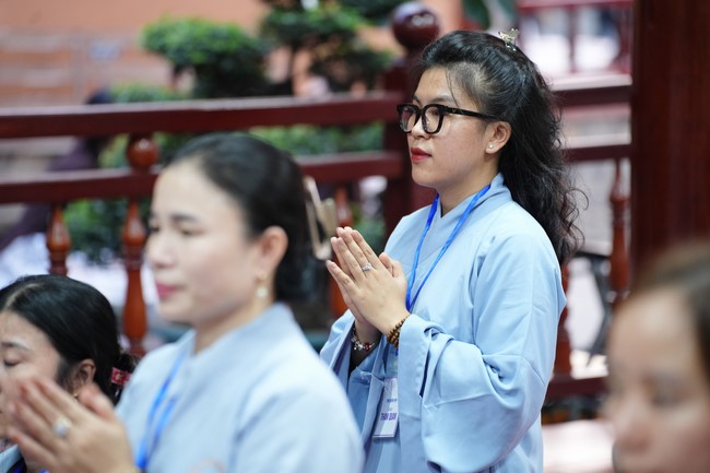 Paying homage to the Most Master and commemorating Hoang Phap Pagoda’s Founder by Monks, and Buddhists