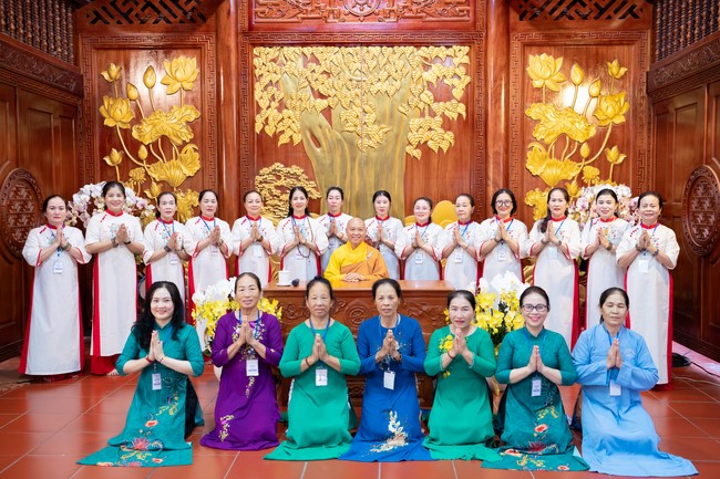 Paying homage to the Most Master and commemorating Hoang Phap Pagoda’s Founder by Monks, and Buddhists