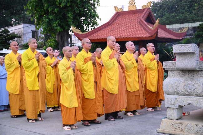 Paying homage to the Most Master and commemorating Hoang Phap Pagoda’s Founder by Monks, and Buddhists