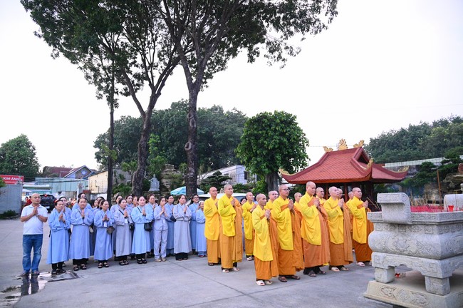 Paying homage to the Most Master and commemorating Hoang Phap Pagoda’s Founder by Monks, and Buddhists