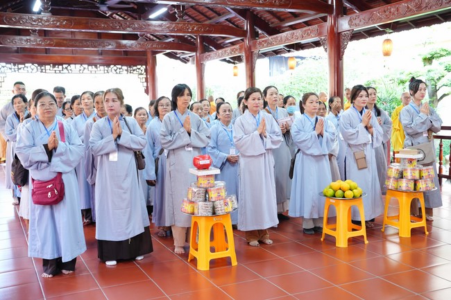Paying homage to the Most Master and commemorating Hoang Phap Pagoda’s Founder by Monks, and Buddhists