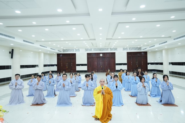 Paying homage to the Most Master and commemorating Hoang Phap Pagoda’s Founder by Monks, and Buddhists