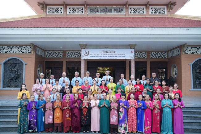 Paying homage to the Most Master and commemorating Hoang Phap Pagoda’s Founder by Monks, and Buddhists