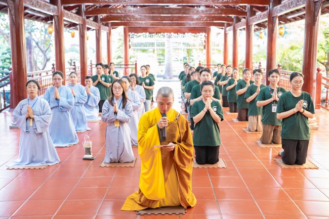 Paying homage to the Most Master and commemorating Hoang Phap Pagoda’s Founder by Monks, and Buddhists